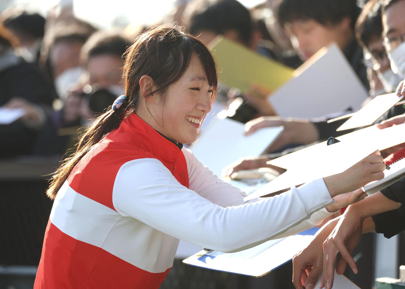 ショウナンナダルで中京9Rを勝利して笑顔でファンにサインする永島騎手（撮影・白石智彦）