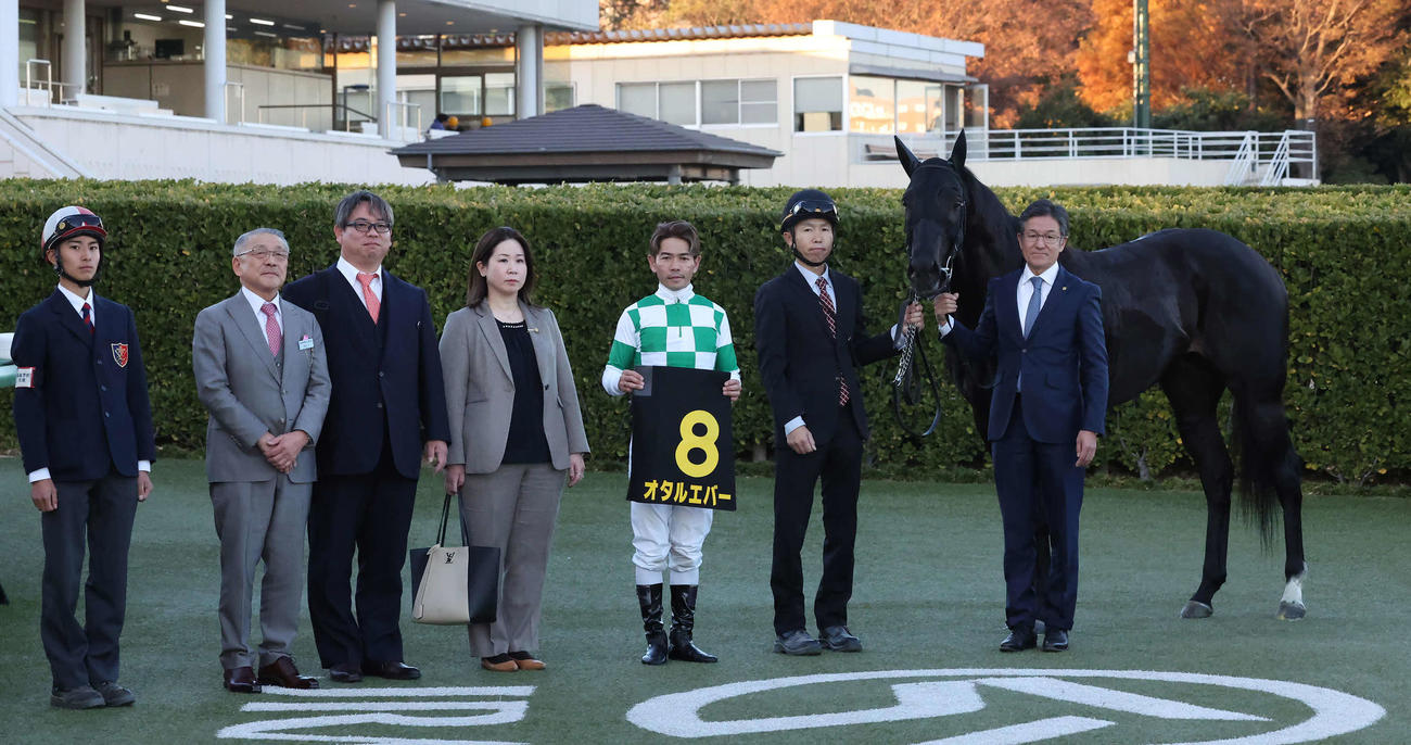 ラピスラズリSを制したオタルエバーの口取りをする戸崎騎手と中竹師（撮影・丹羽敏通）