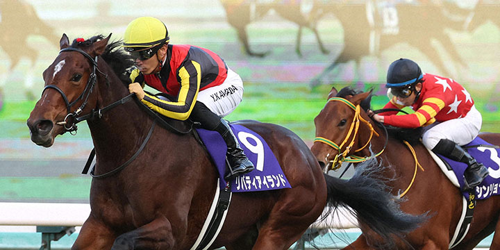 直線突き抜けて阪神JFを快勝したリバティアイランド（左）（撮影・白石智彦）＝2022年12月11日、阪神競馬場