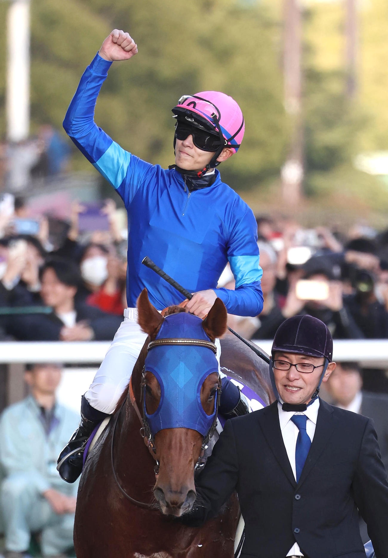 レモンポップでチャンピオンズCを逃げ切りファンに向けてガッツポーズする坂井騎手（撮影・白石智彦）