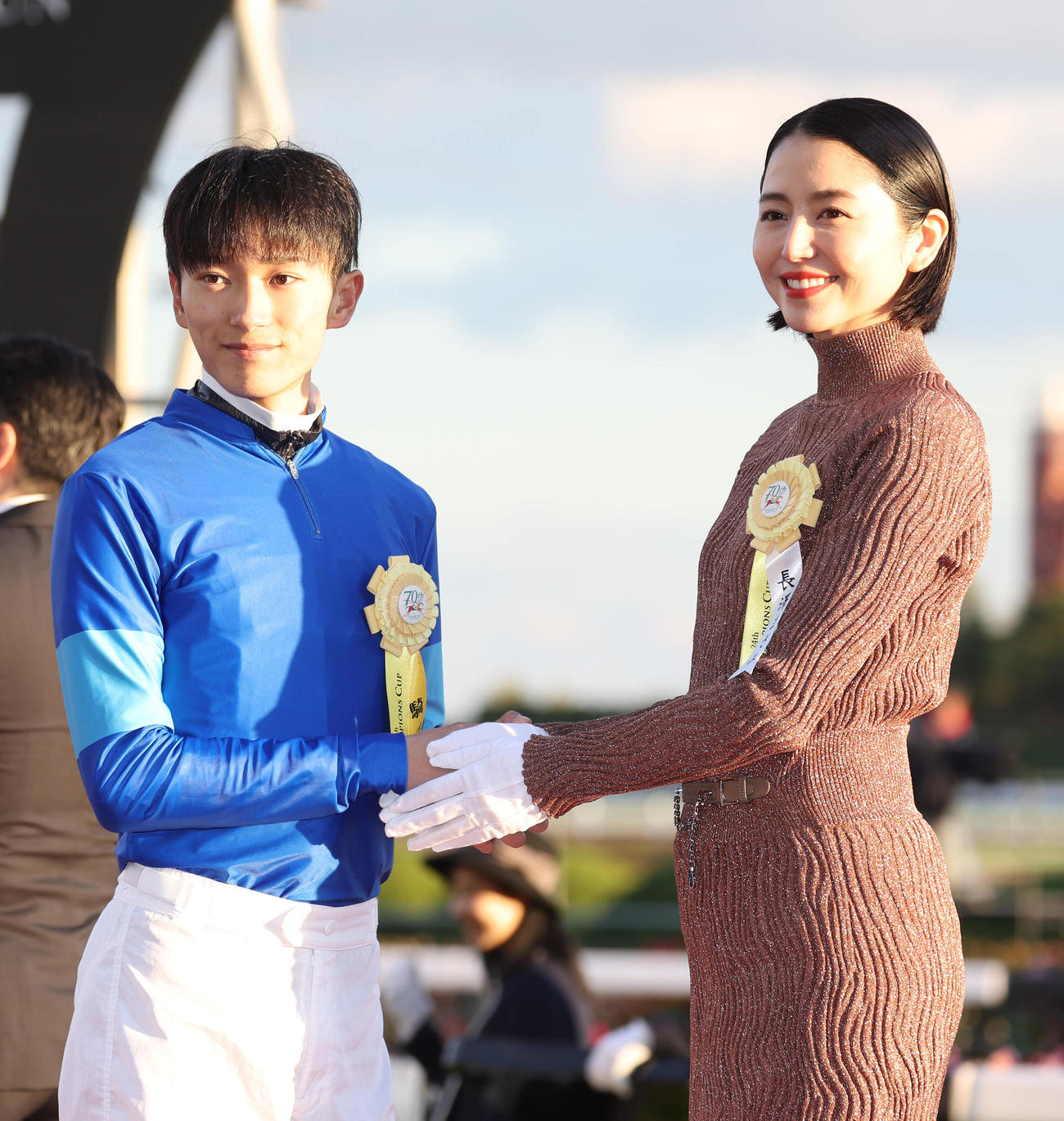 笑顔で握手する坂井騎手（左）とプレゼンターの長澤まさみ（撮影・白石智彦）