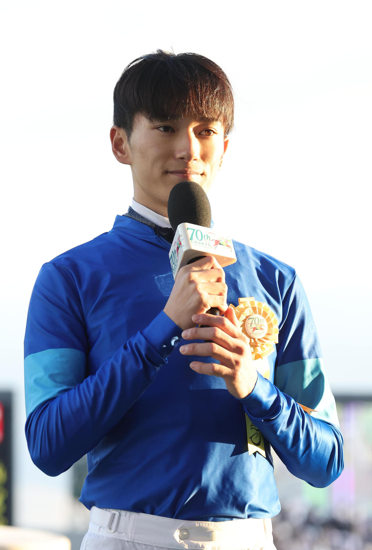 レモンポップでチャンピオンズCを制した坂井騎手はヒーローインタビューに答える（撮影・白石智彦）