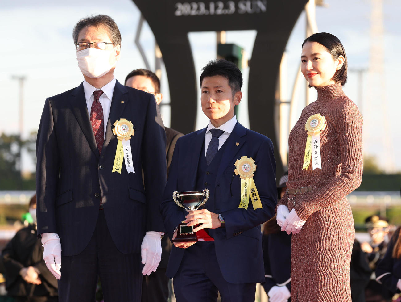 表彰式で記念写真に納まる左から、吉田正義JRA理事長、田中博師、長澤まさみ（撮影・白石智彦）