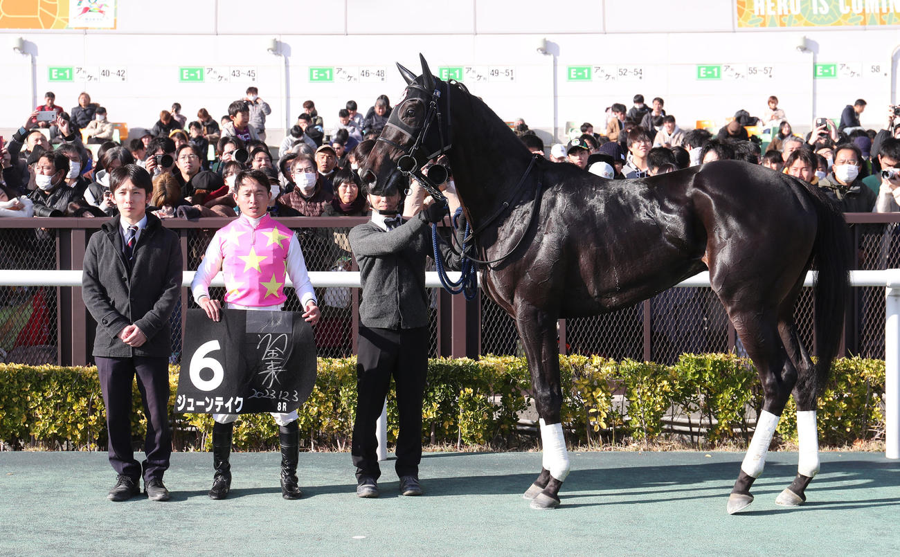 中京8R、こうやまき賞を制したジューンテイクと口取りに並ぶ岩田望騎手（中央）（撮影・白石智彦）