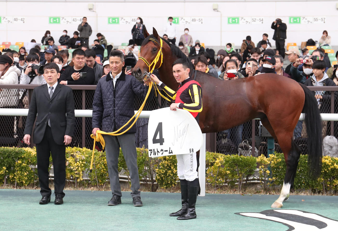 中京5R、新馬戦を勝利したアルトゥームと口取りに並ぶB・ムルザバエフ騎手（右）（撮影・白石智彦）