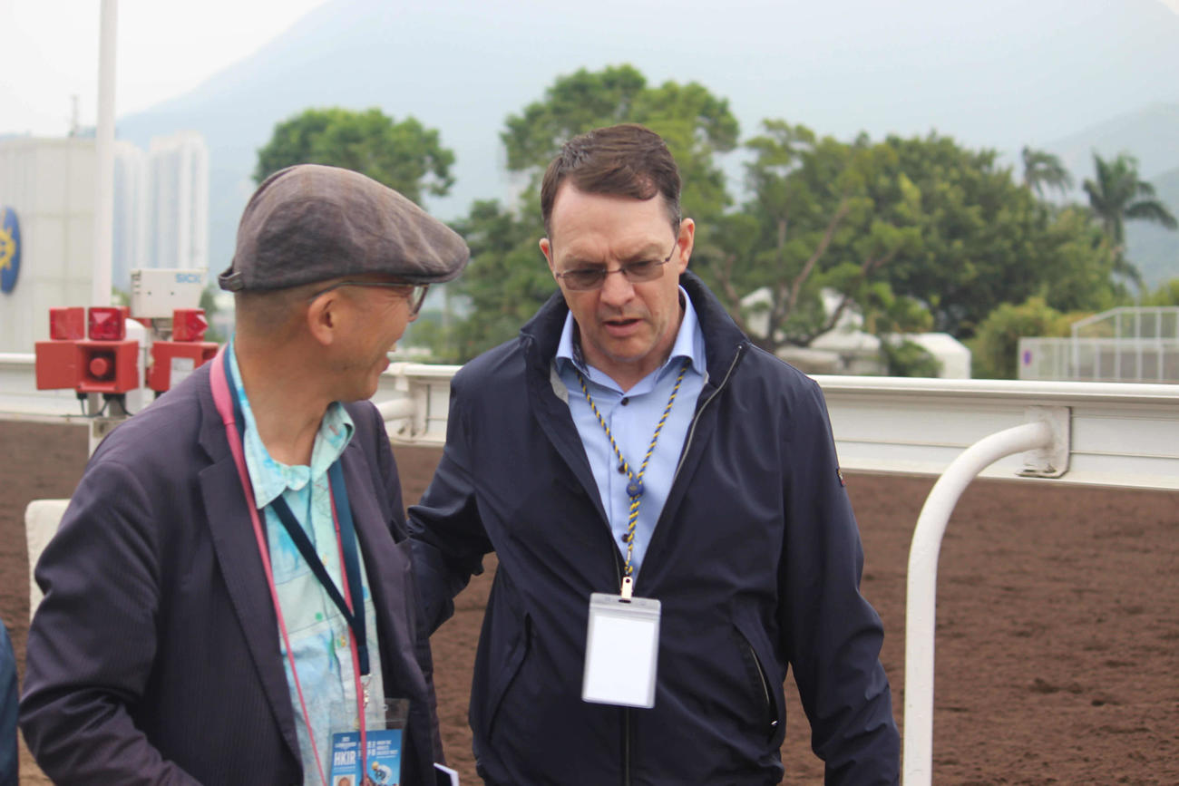 シャティン競馬場で調教を視察したエイダン・オブライエン師
