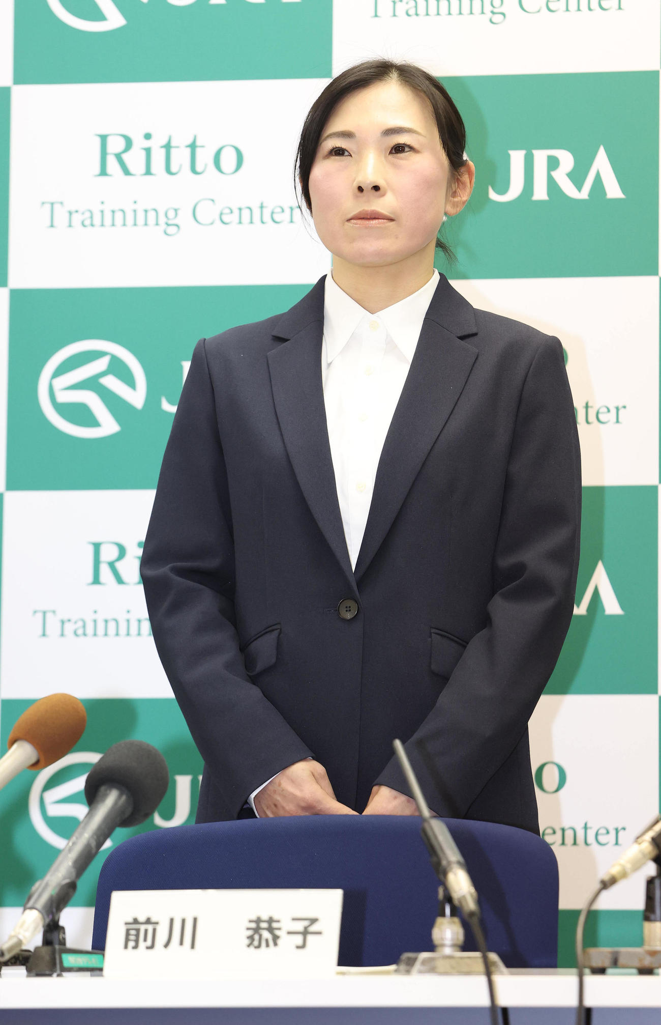 調教師試験に合格し会見に臨む前川恭子助手（撮影・白石智彦）