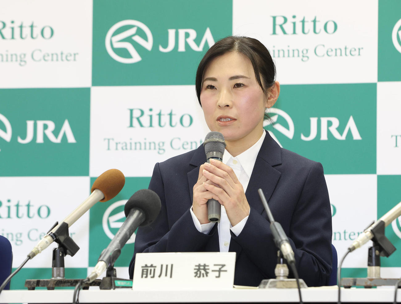 調教師試験に合格し、あいさつする前川恭子助手（撮影・白石智彦）