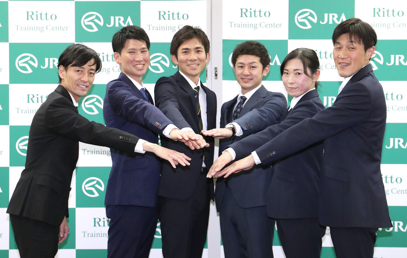 調教師試験に合格し手を重ねる左から、秋山真真一郎、佐藤悠太、高橋一哉、東田明士、前川恭子、宮地貴稔