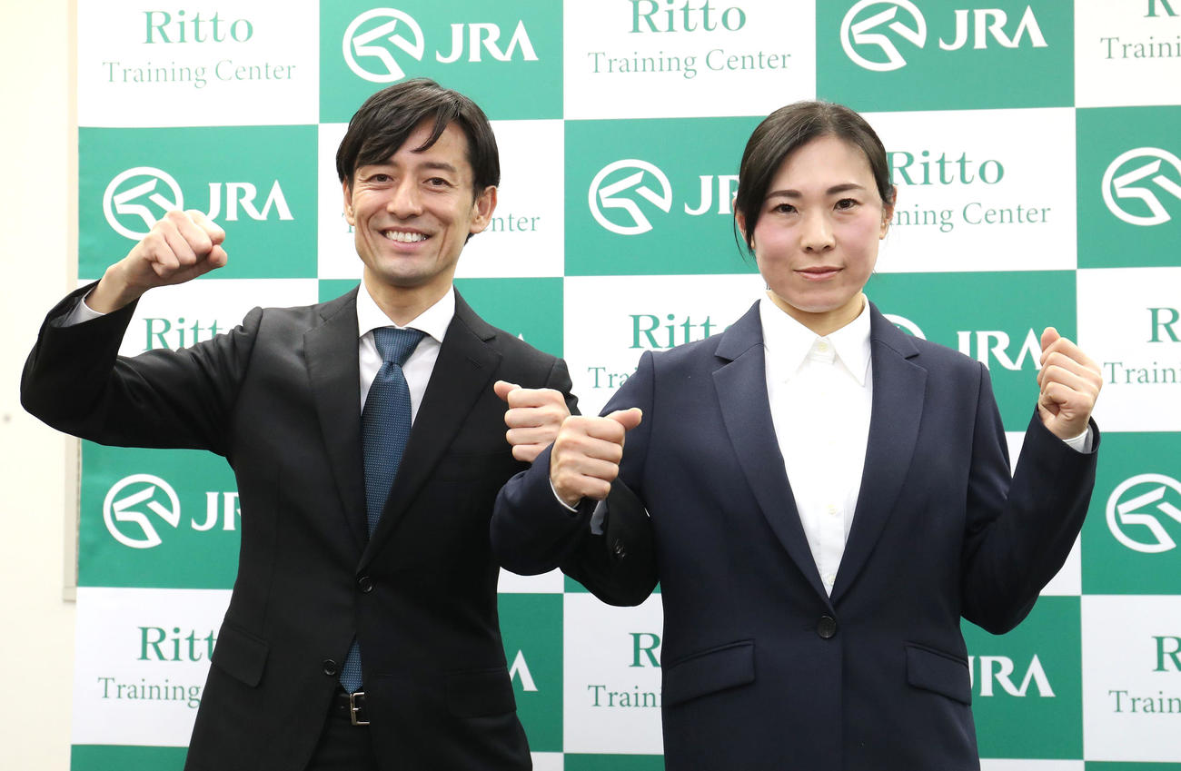 調教師試験に合格し笑顔でガッツポーズする秋山真騎手（左）と前川恭子助手（撮影・白石智彦）