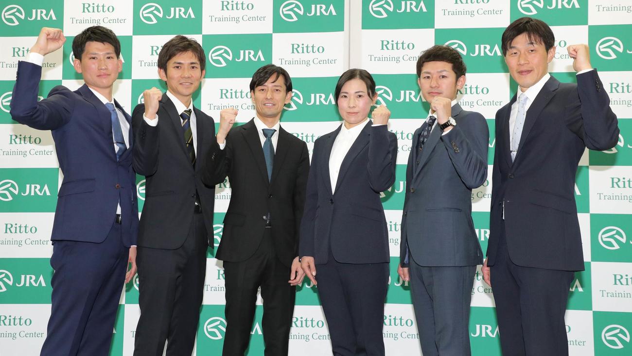 JRA新規調教師試験に合格した（左から）佐藤悠太、高橋一哉、秋山真一郎、前川恭子、東田明士、宮地貴稔