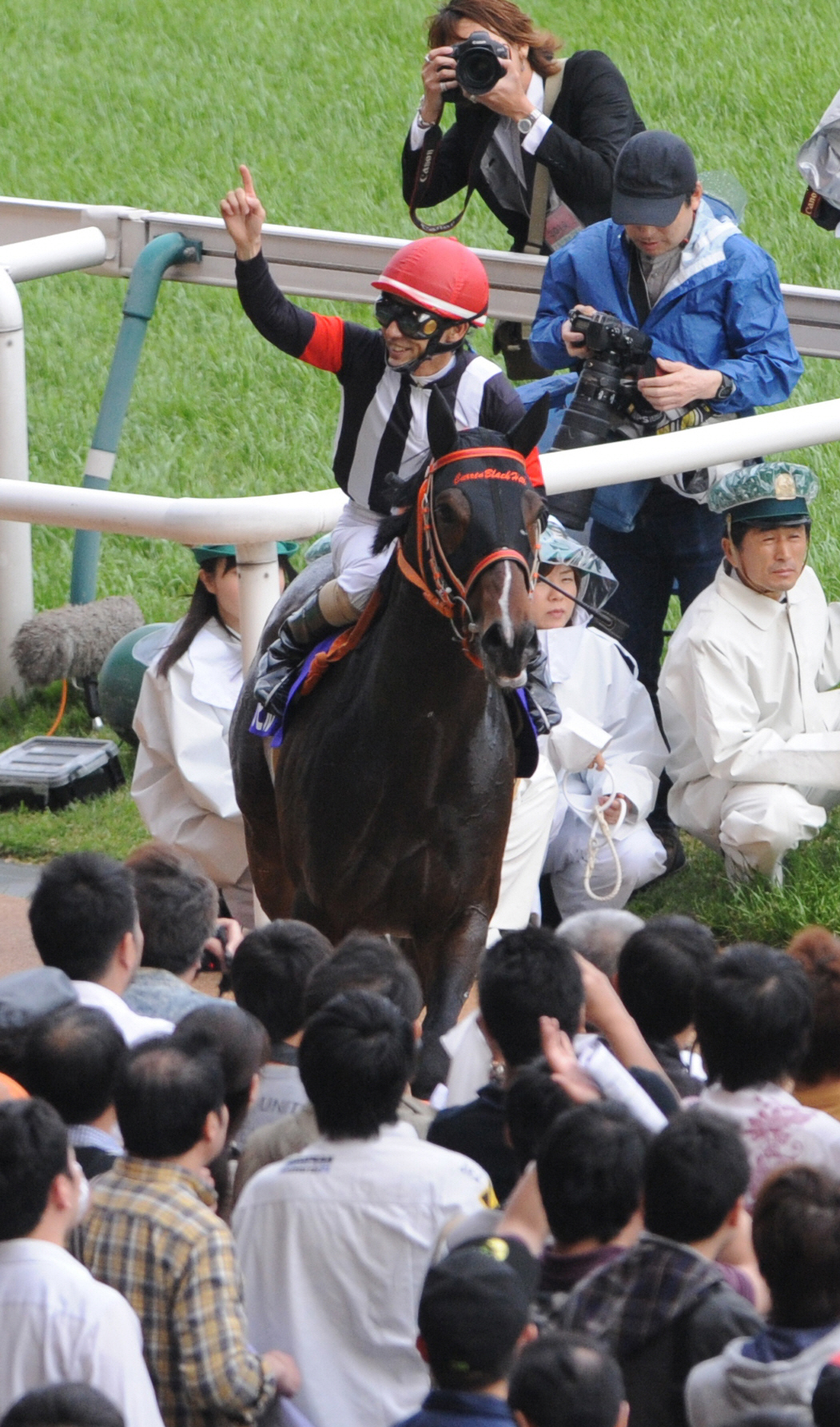12年NHKマイルCをカレンブラックヒルで制し、ファンの声援にNO1をアピールした秋山真一郎騎手