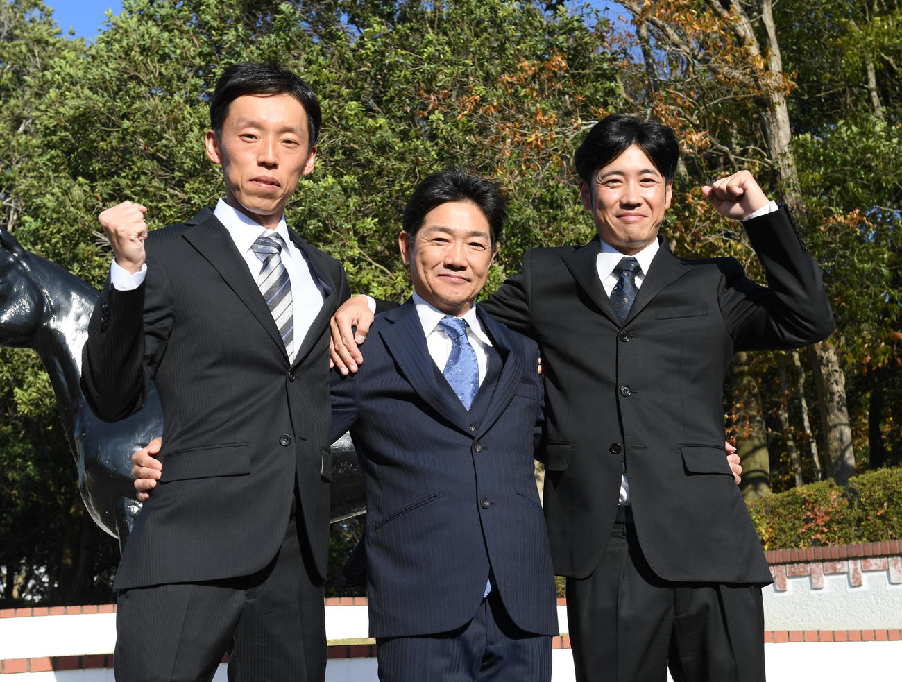 JRA新規調教師免許試験に合格した、左から浅利英明調教助手、田中勝春騎手、柄崎将寿調教助手