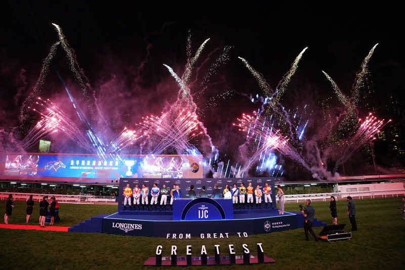 オープニングセレモニーでは派手な花火も（C）The Hong Kong Jockey Club