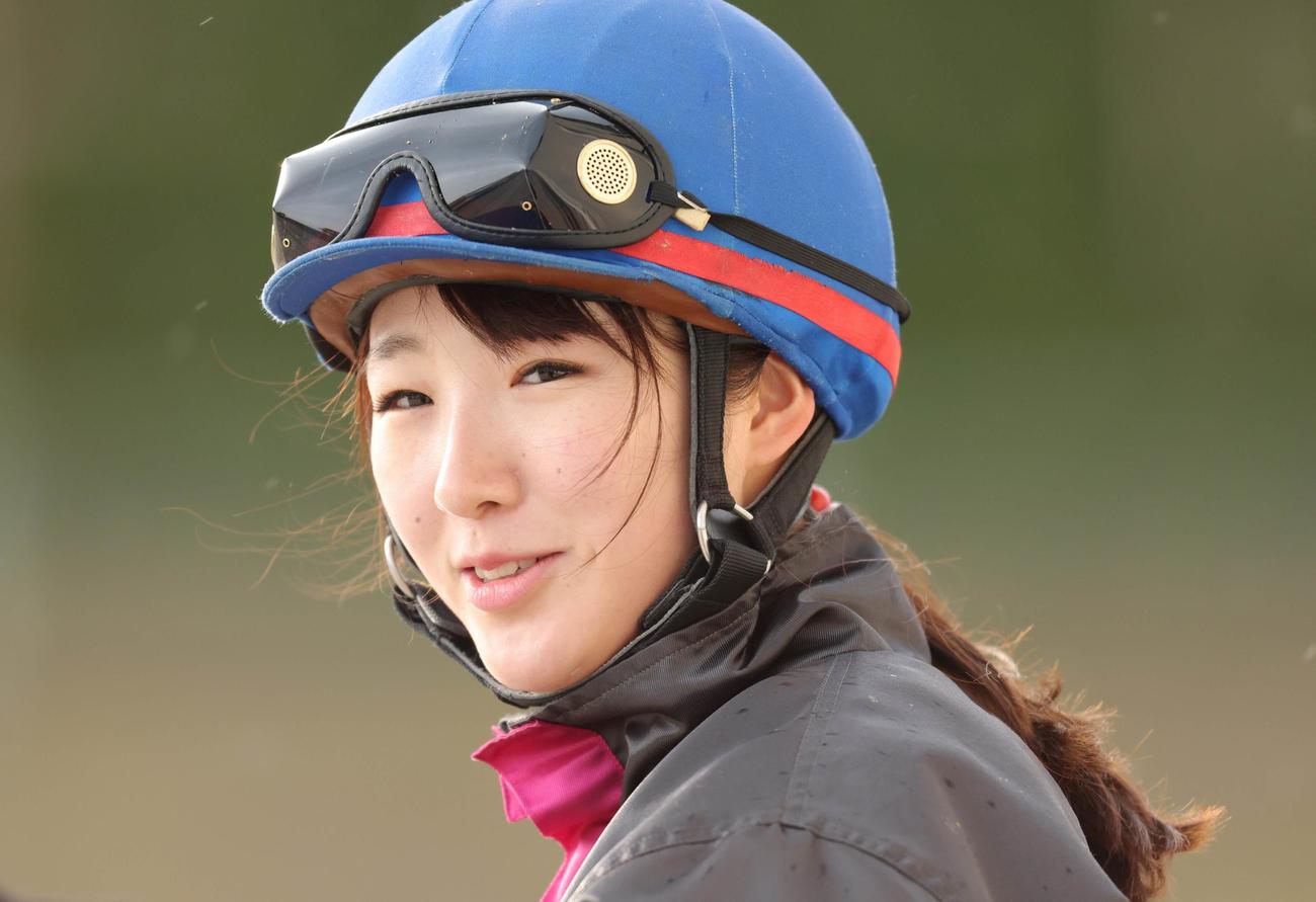 調教を終えて記者からの囲み取材を受ける永島まなみ騎手