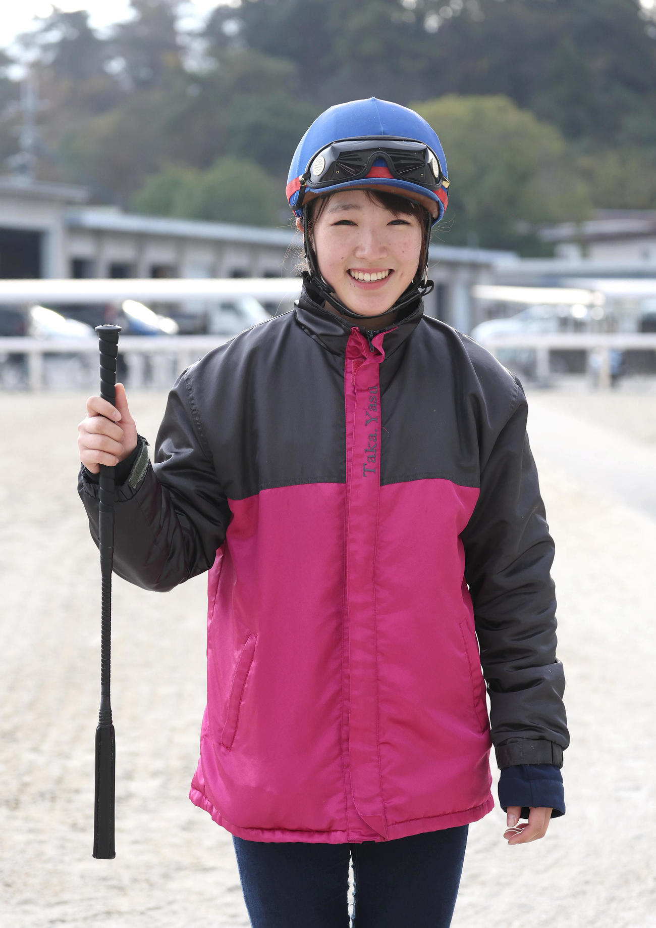阪神JFでG1初騎乗が決まり笑顔でガッツポーズする永島騎手（撮影・白石智彦）