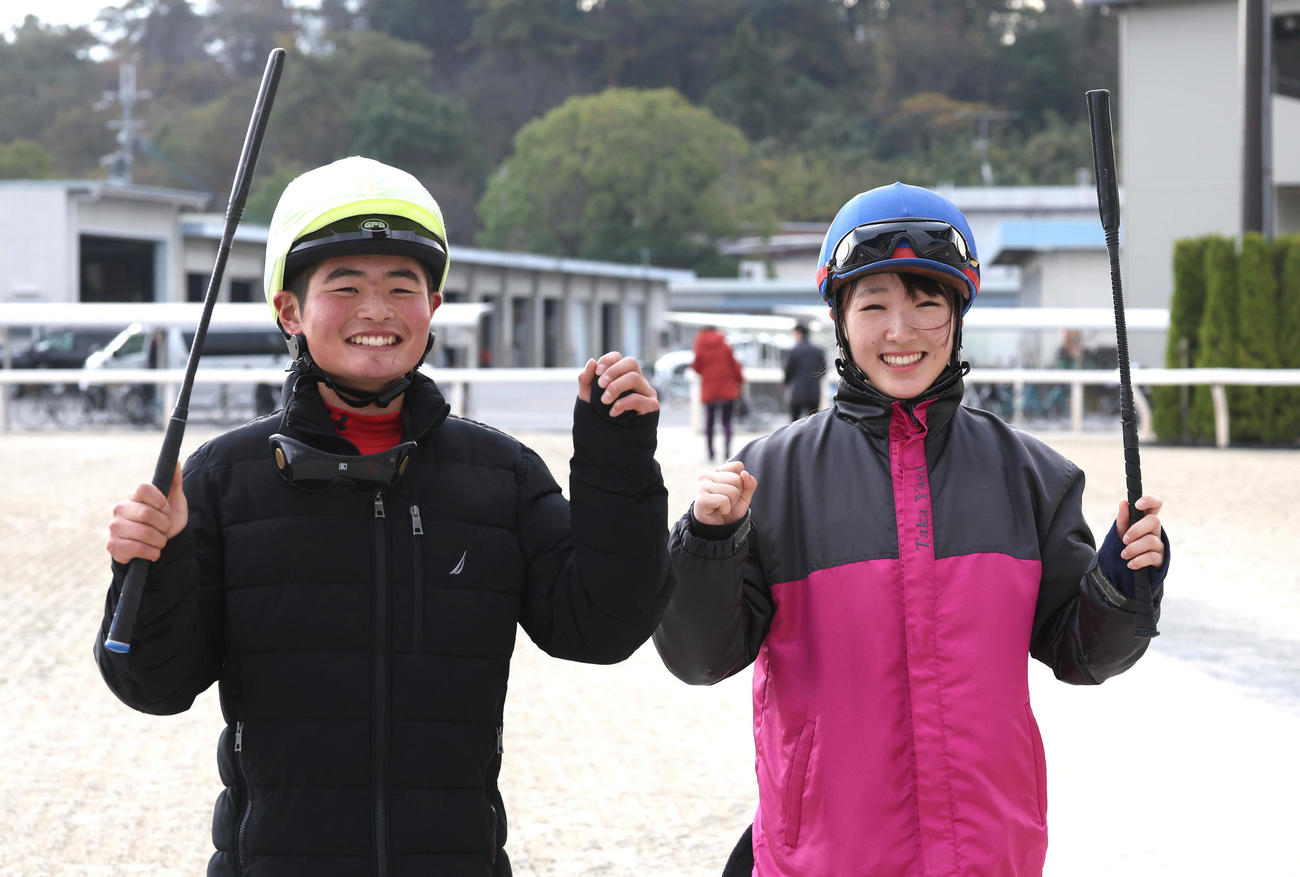阪神JFでG1初騎乗が決まり笑顔でガッツポーズする田口騎手（左）と永島騎手（撮影・白石智彦）