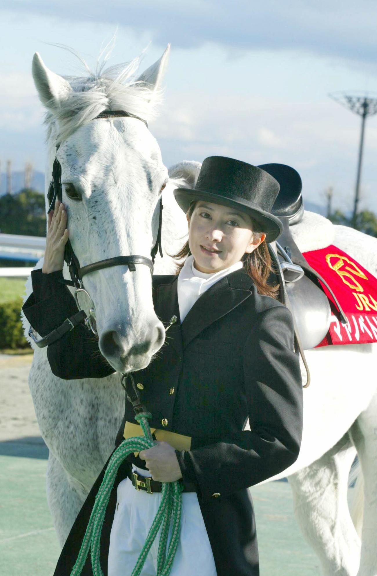 03年、シンザン記念で誘導馬に騎乗した本紙岩田久美記者