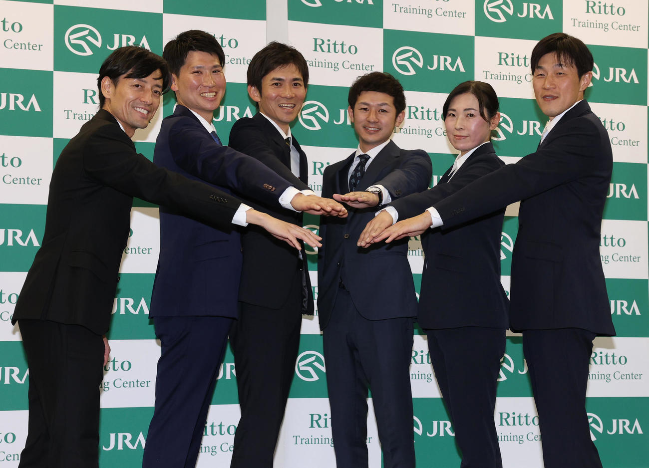 調教師試験に合格者した、左から秋山騎手、佐藤助手、高橋助手、東田助手、前川助手、宮地助手
