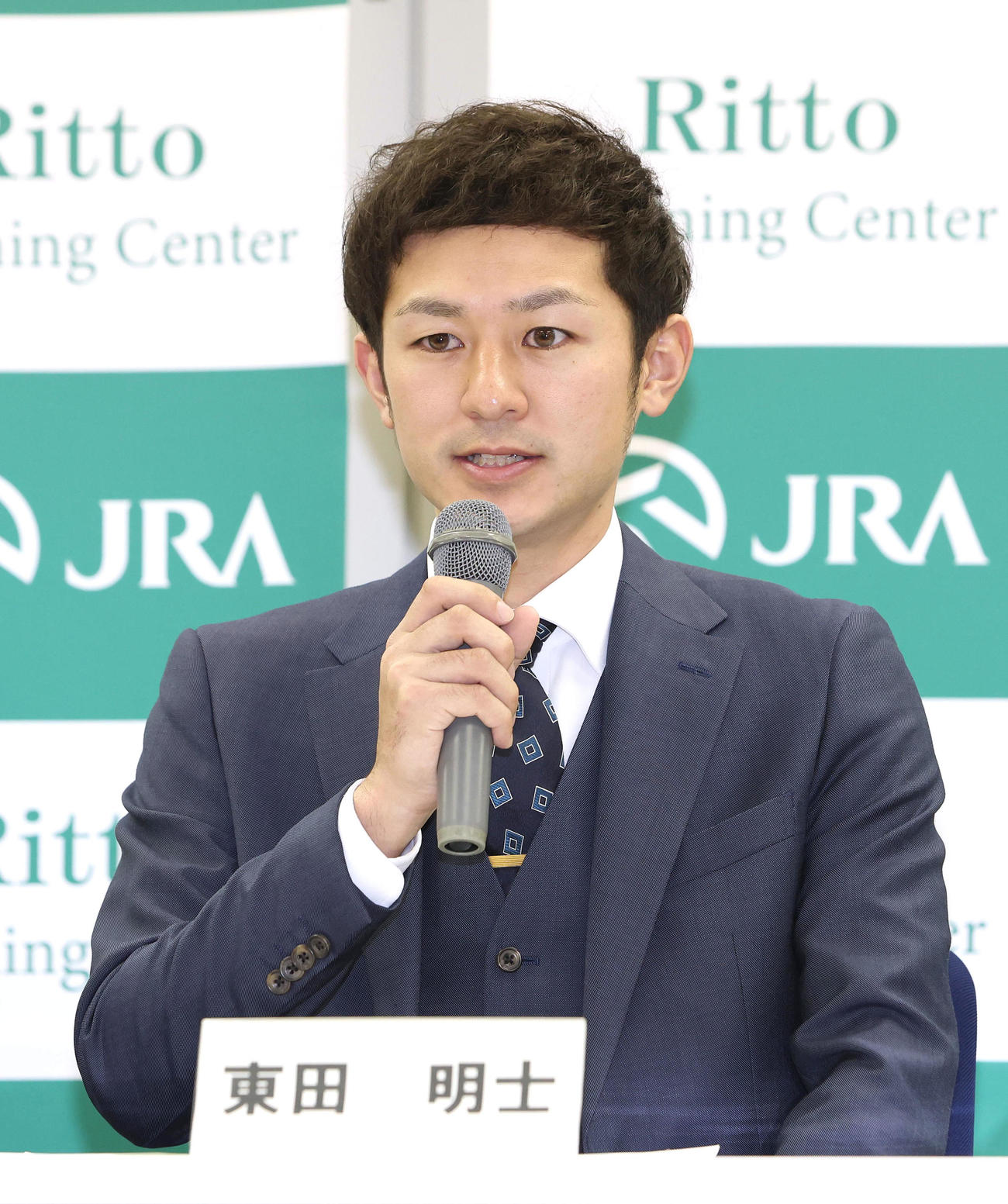 調教師試験に合格しあいさつする東田明士助手（撮影・白石智彦）