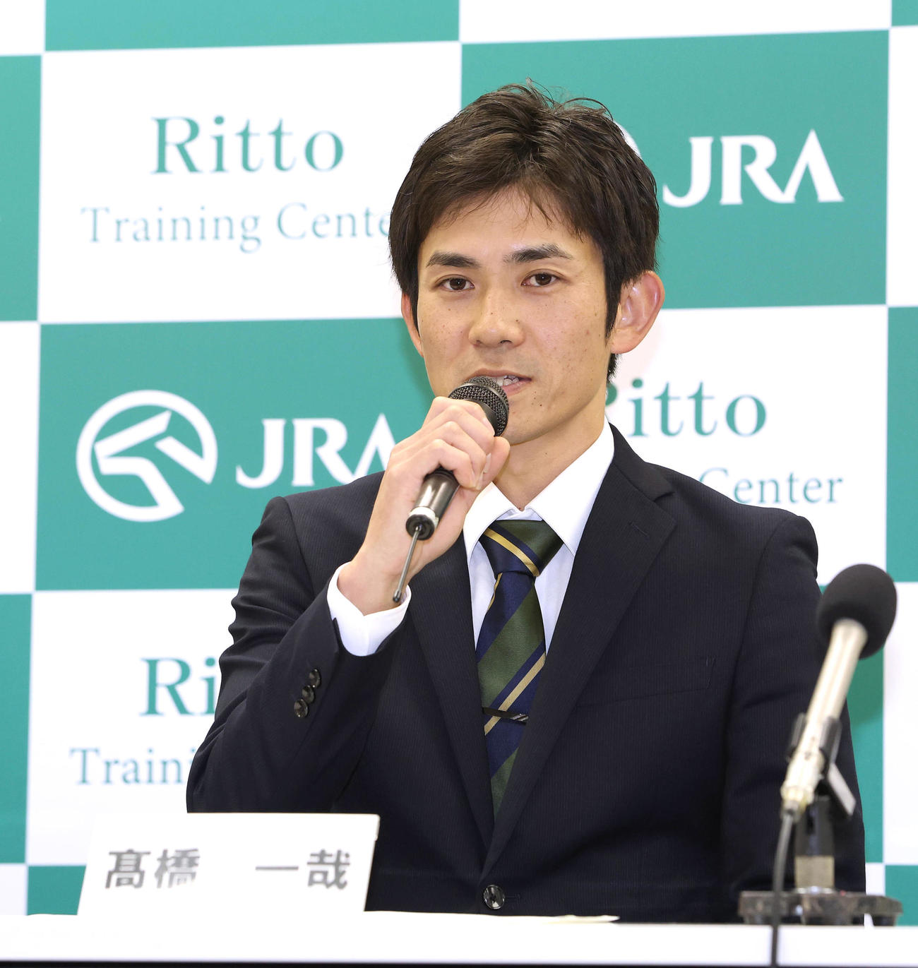 調教師試験に合格しあいさつする高橋一哉助手（撮影・白石智彦）