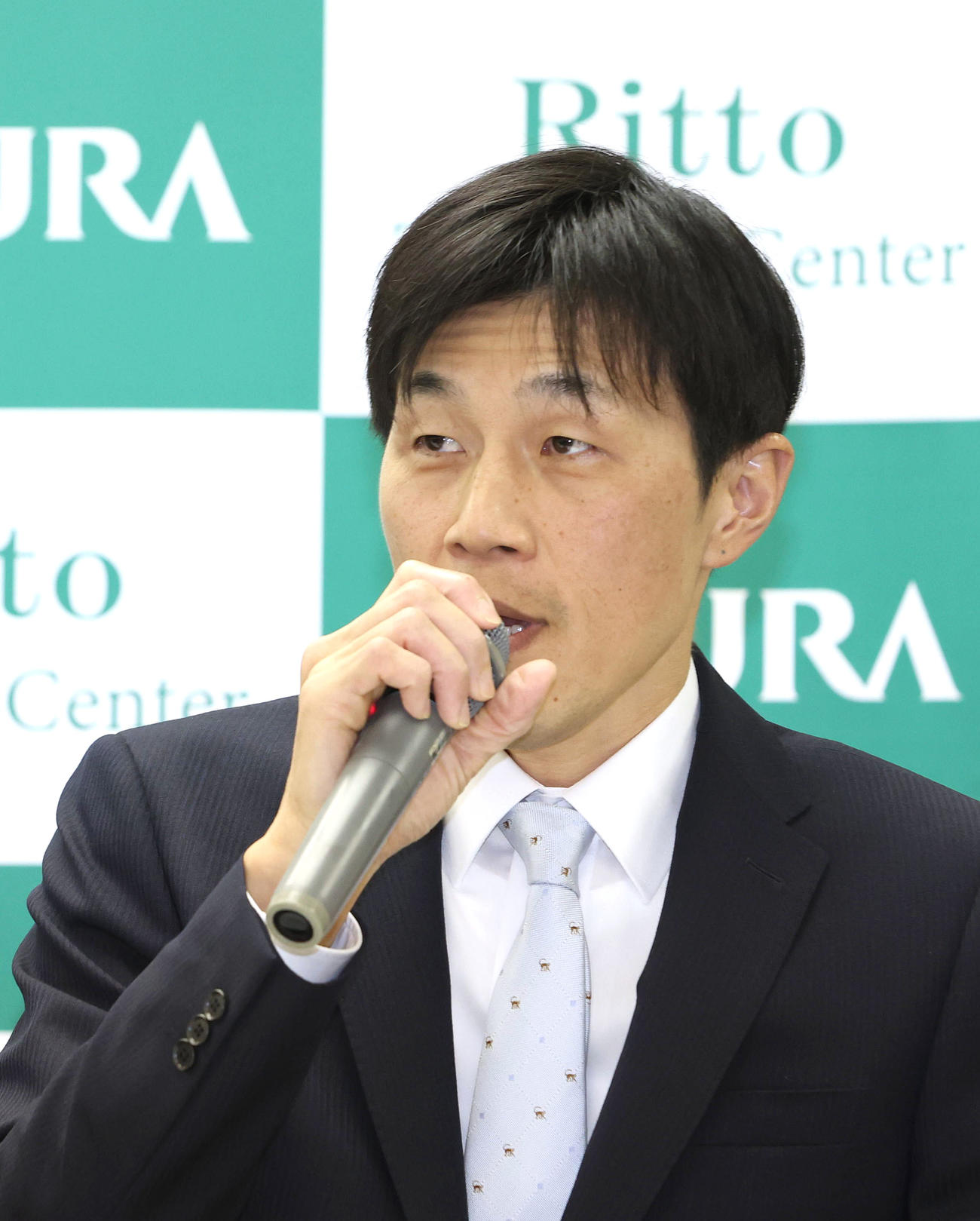 調教師試験に合格しあいさつする宮地貴稔助手（撮影・白石智彦）