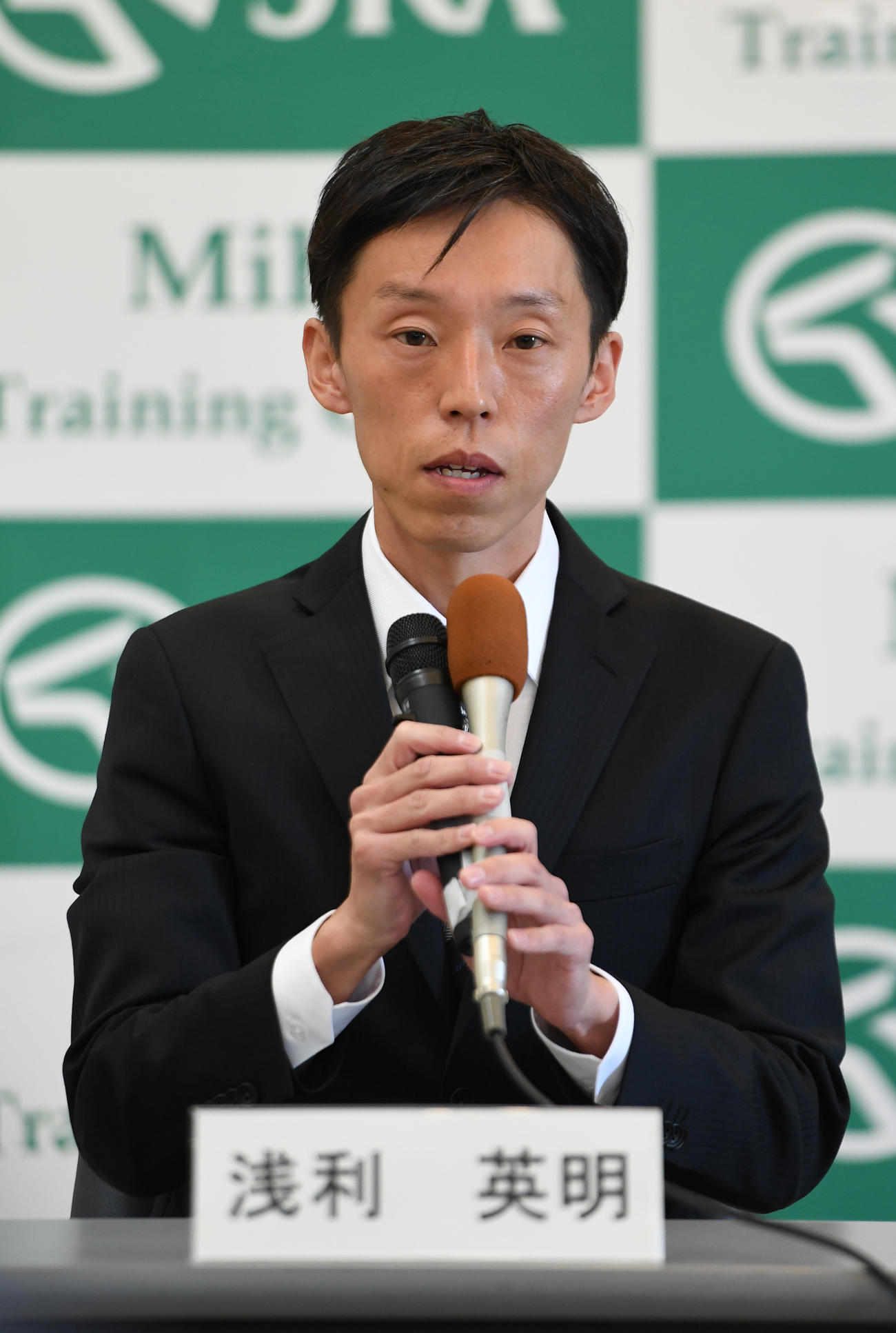 JRA新規調教師免許試験に合格し会見する浅利英明調教助手（撮影・柴田隆二）