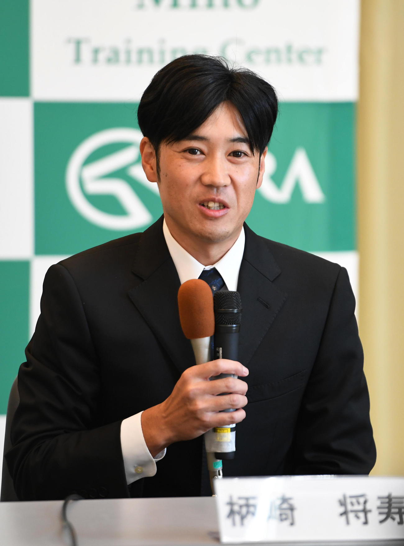 JRA新規調教師免許試験に合格し会見する柄崎将寿調教助手（撮影・柴田隆二）