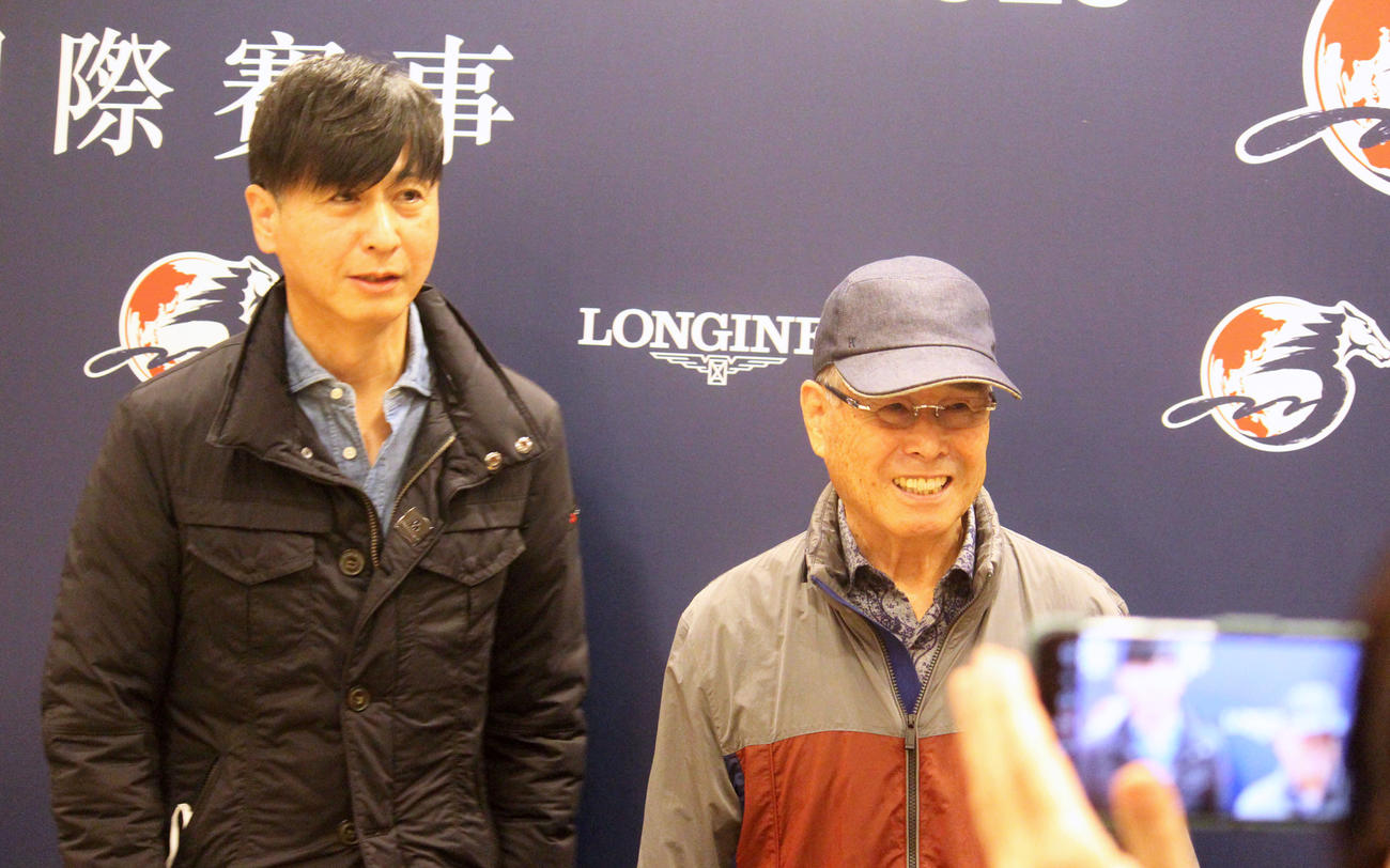 池江泰寿師と父の泰郎元調教師（撮影・井上力心）