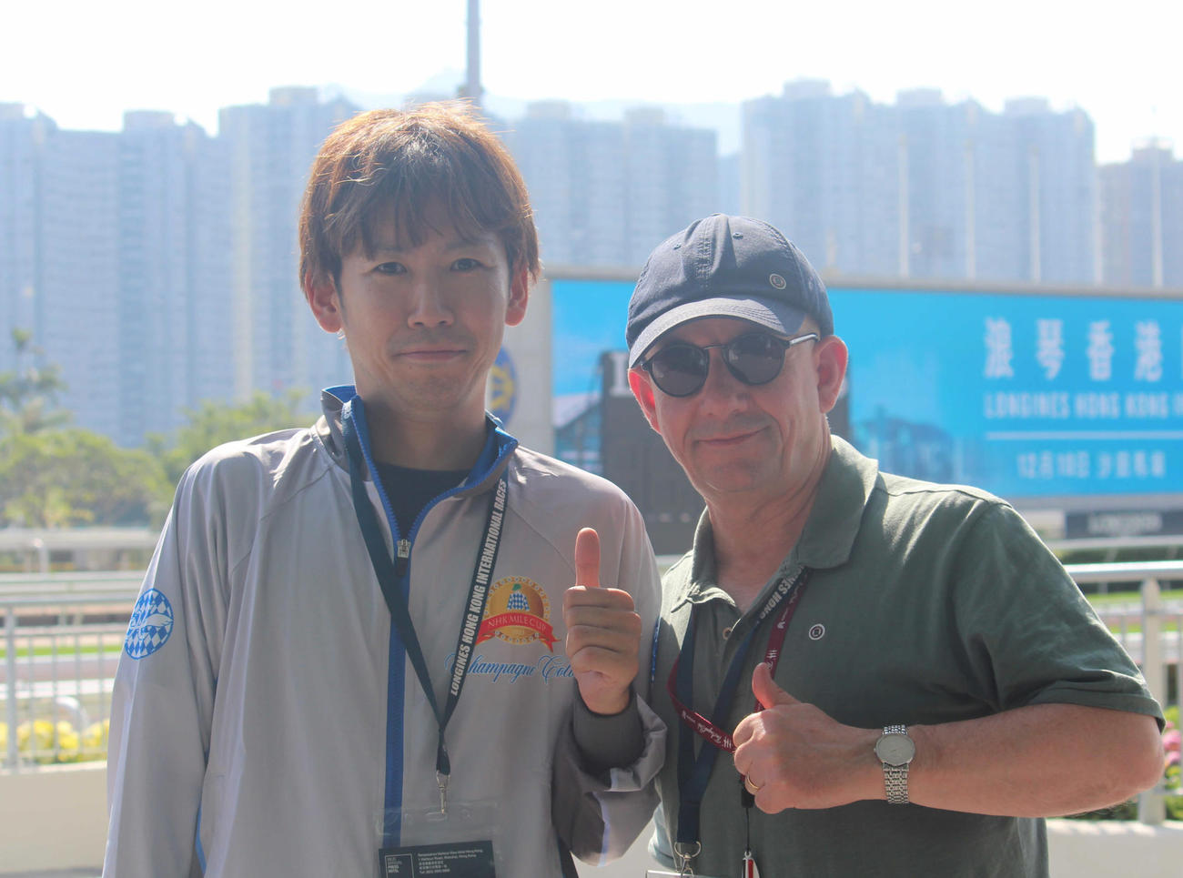 井上記者（左）とレーシングポストのスコット・バートン記者