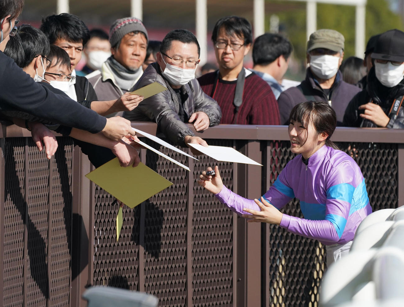 中京5Rをナムラエデンで勝利し、ファンサービスをする永島まなみ騎手（撮影・森本幸一）