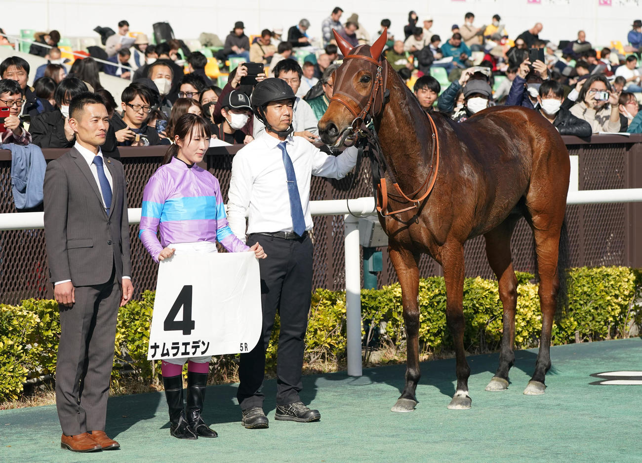 中京5R、4番ナムラエデンで勝利の永島まなみ（左から2人目）（撮影・森本幸一）