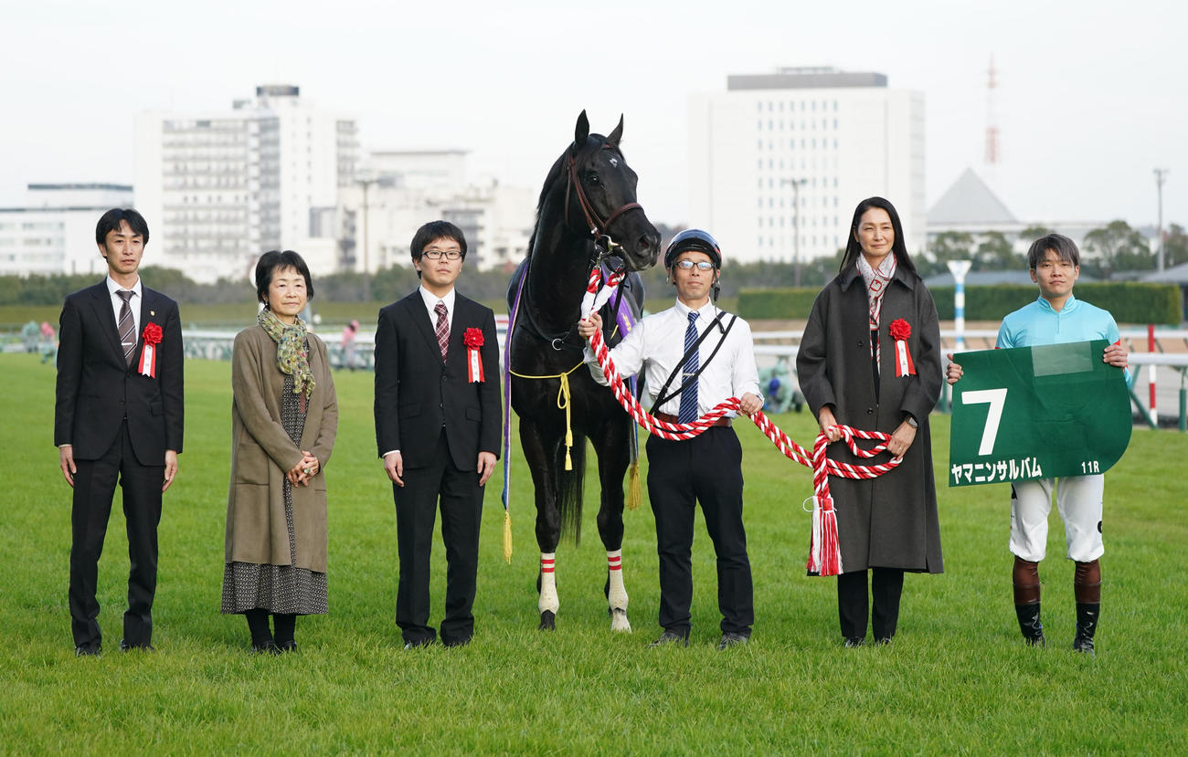 ヤマニンサルバムで中日新聞杯を制し口取りに臨む三浦皇成騎手（右端）ら（撮影・森本幸一）