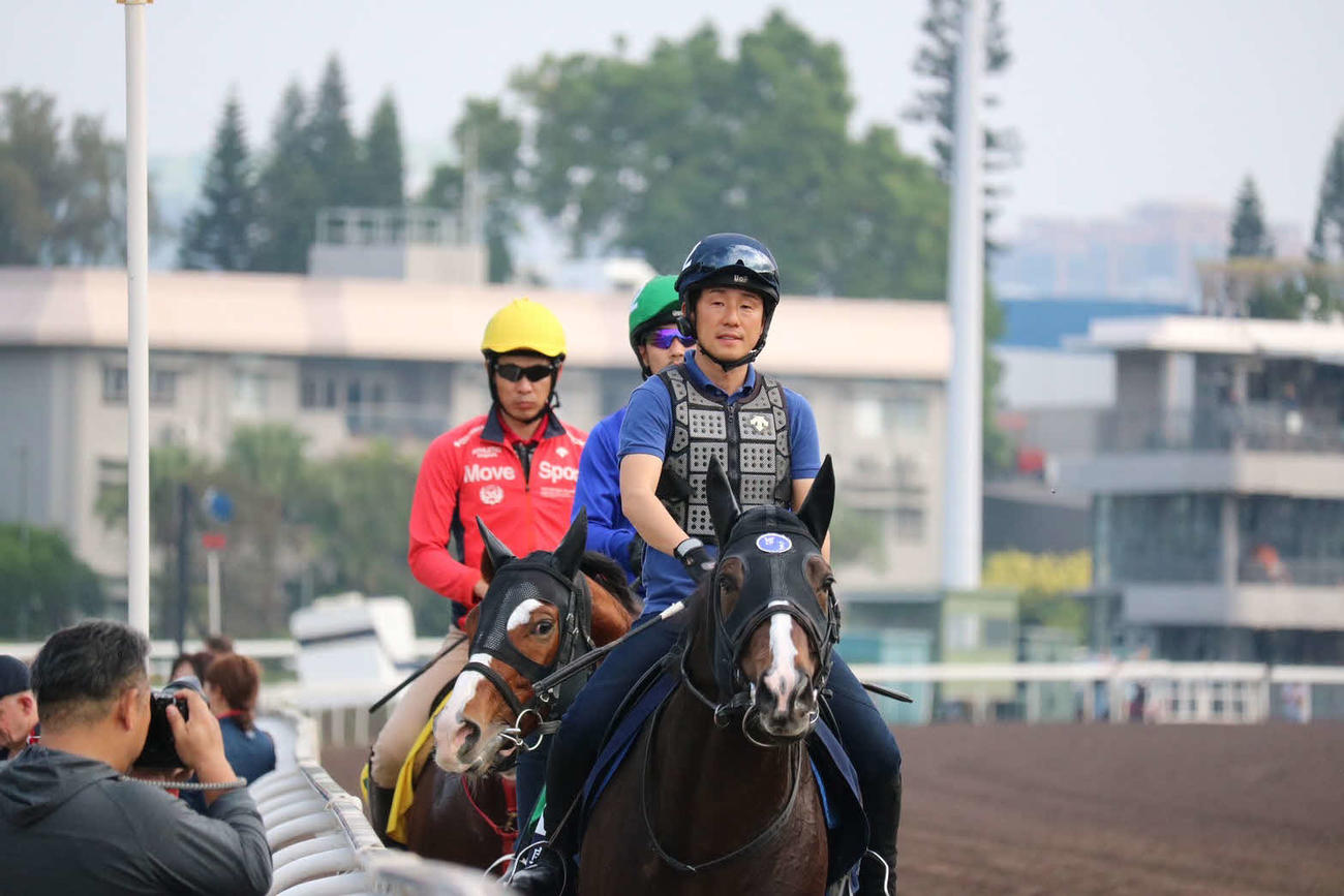 ソウルラッシュと左から顔を出すゼッフィーロ