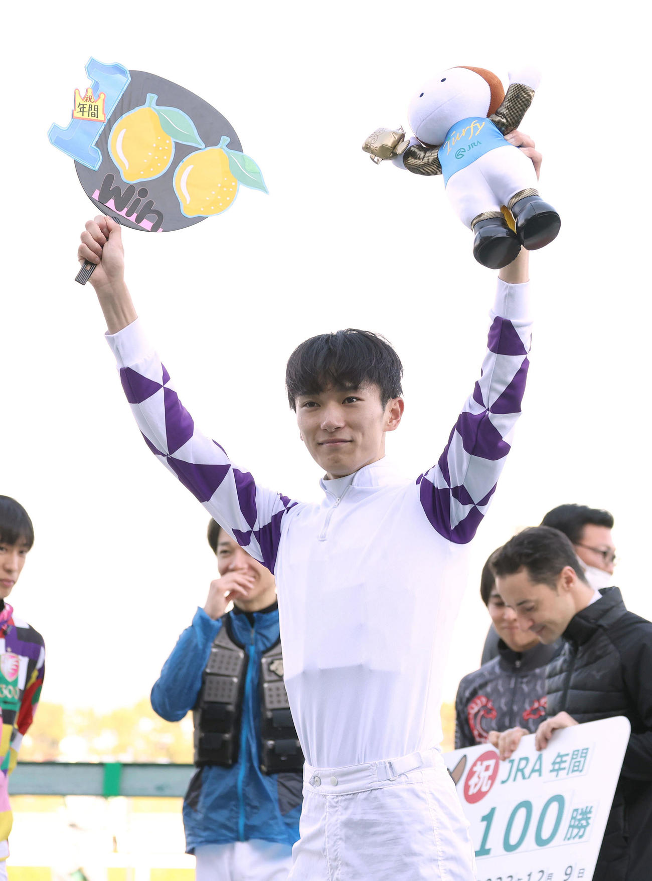JRA年間100勝を達成してファンの声援に両手を上げて応える坂井騎手（撮影・白石智彦）