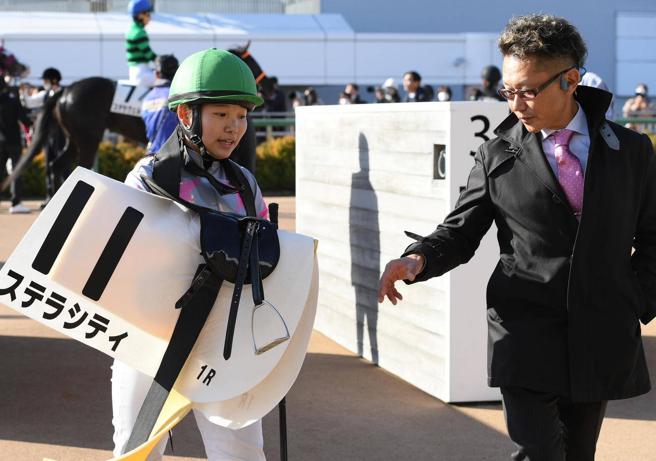 中山1Rをステラシティで制した小林美駒騎手（左）と伊坂重信調教師（撮影・柴田隆二）
