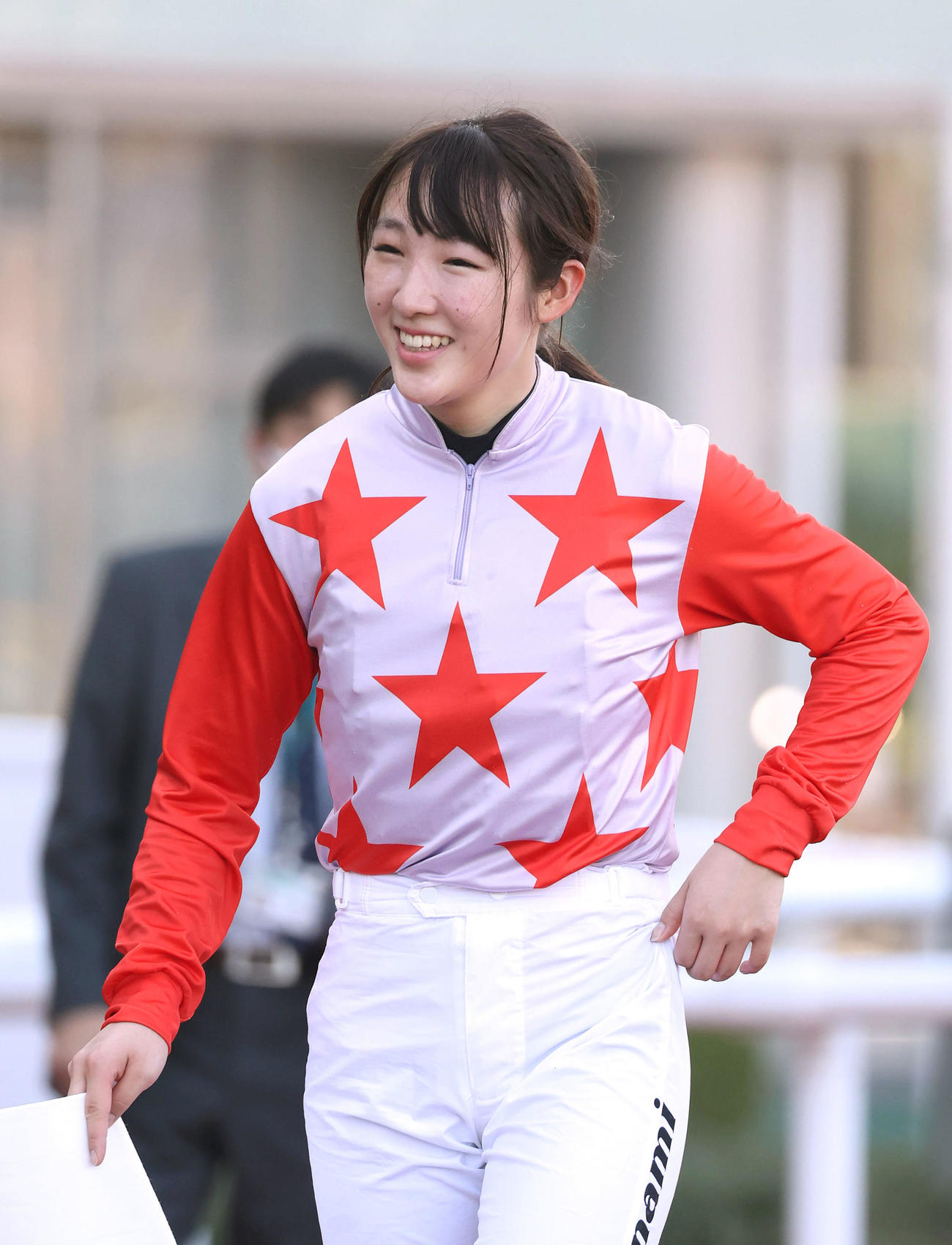マーブルロックで阪神7Rを勝利し、笑顔でウイナーズサークルへ向かう永島騎手（撮影・白石智彦）