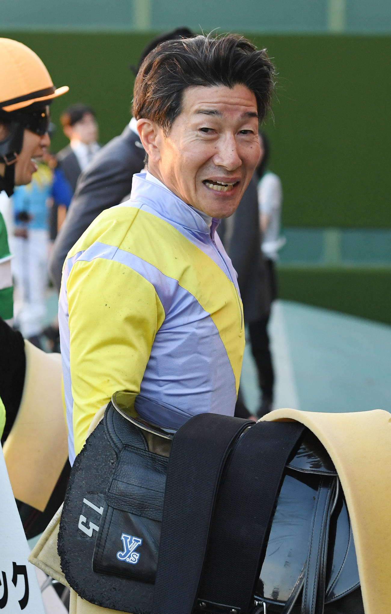 ブランデーロックでJRA最年長勝利記録を更新した柴田善騎手は笑顔を見せる（撮影・柴田隆二）