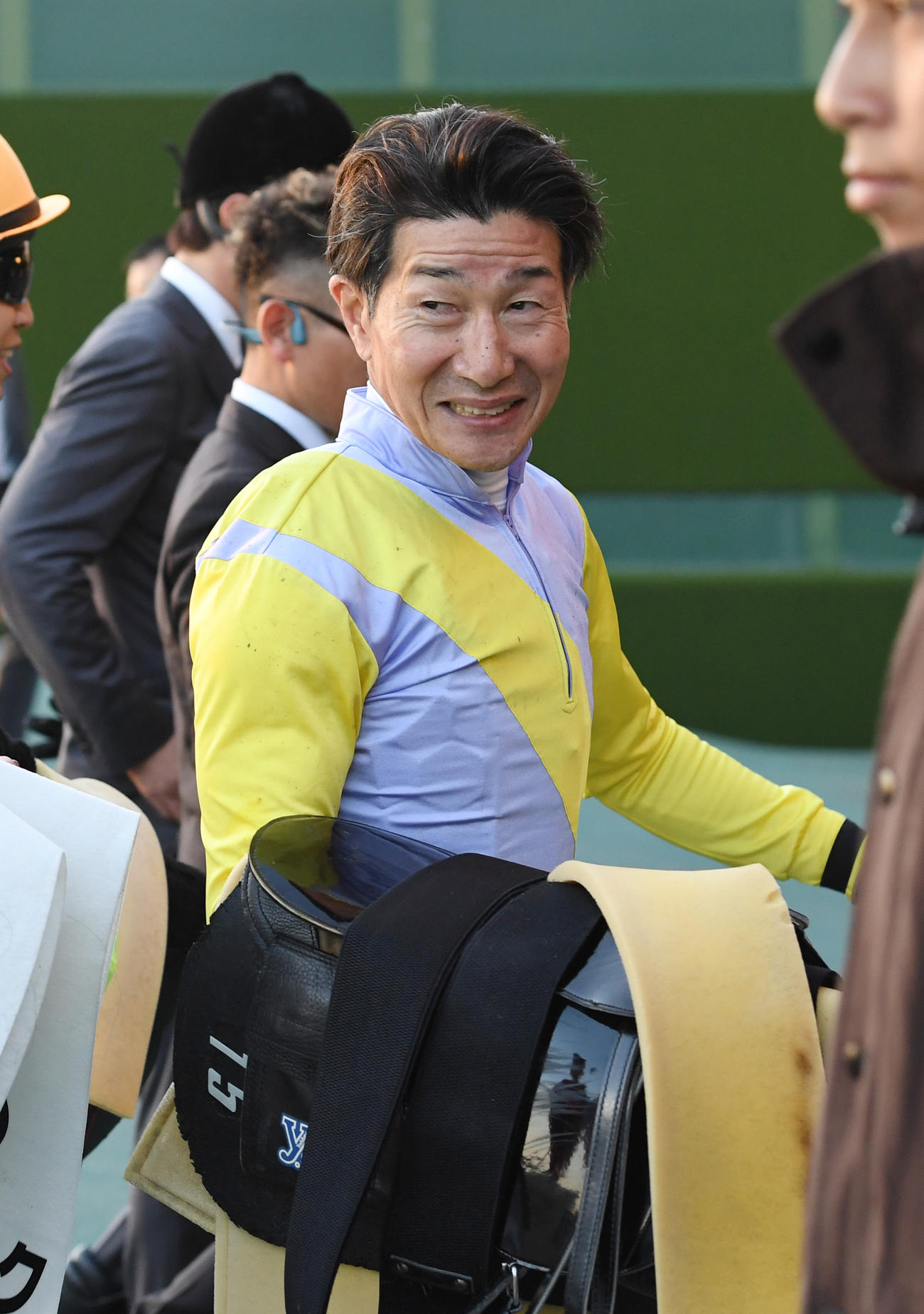 ブランデーロックでJRA最年長勝利記録を更新した柴田善騎手は笑顔を見せる（撮影・柴田隆二）