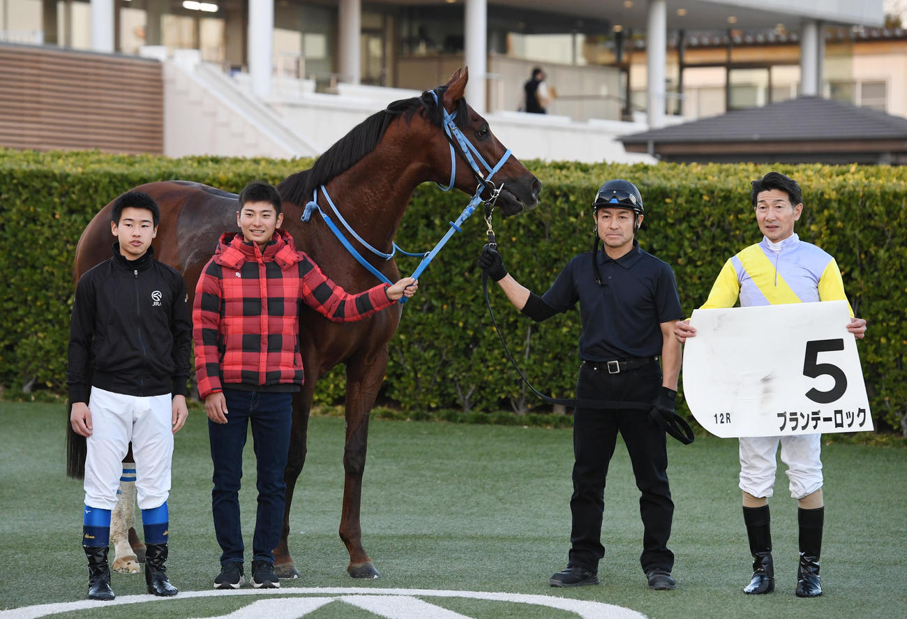 ブランデーロックでJRA最年長勝利記録を更新した柴田善騎手（右端）、左から佐藤翔馬騎手、原優介騎手