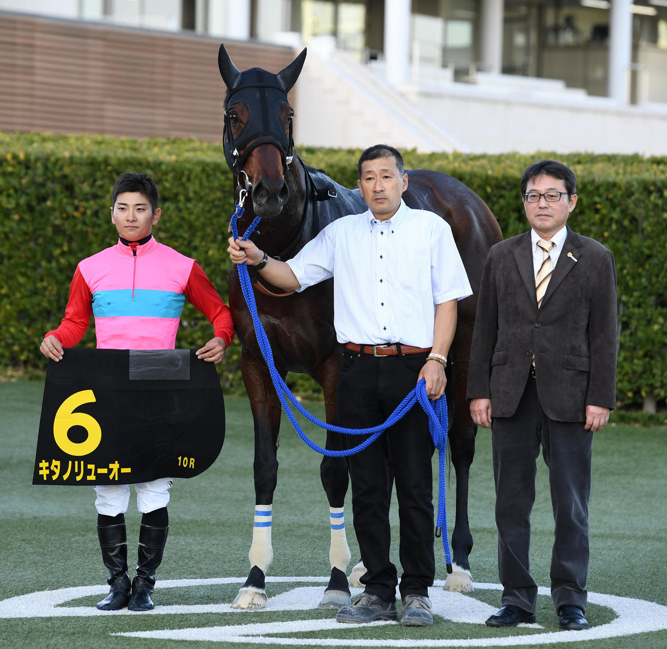 中山10R、師走Sを制したキタノリューオーと原騎手（左）、萱野調教師（右）（撮影・柴田隆二）