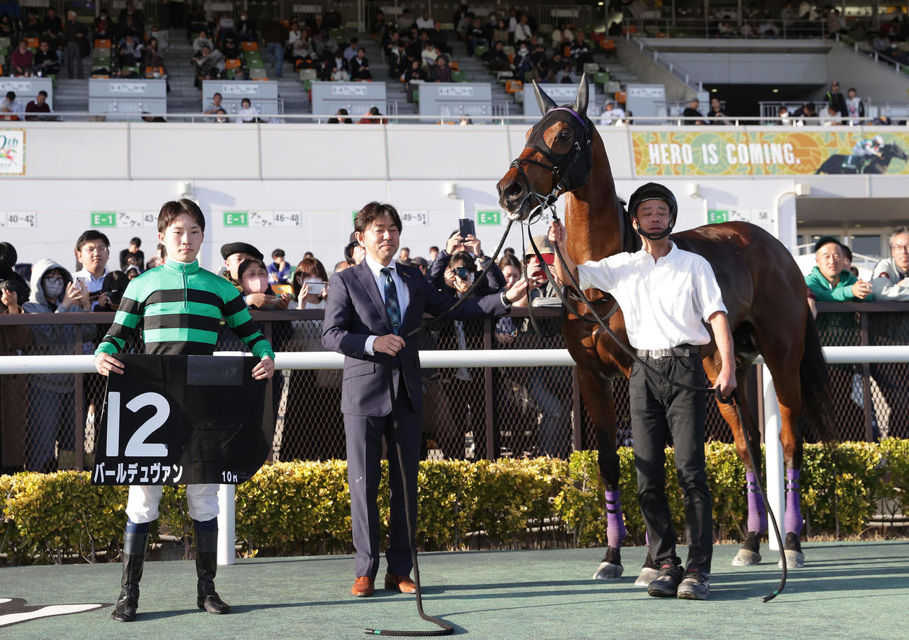 中京10R、名古屋日刊スポーツ杯を制したバールデュヴァンと口取りに並ぶ角田河騎手（左）（撮影・前田充）