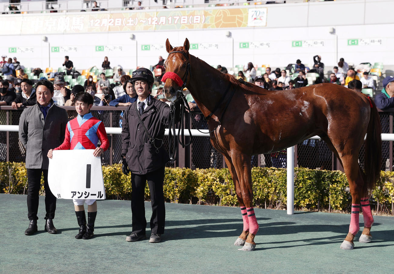 中京5R、新馬戦を制したアンシールと口取りに並ぶ松若騎手（左から2人目）（撮影・前田充）