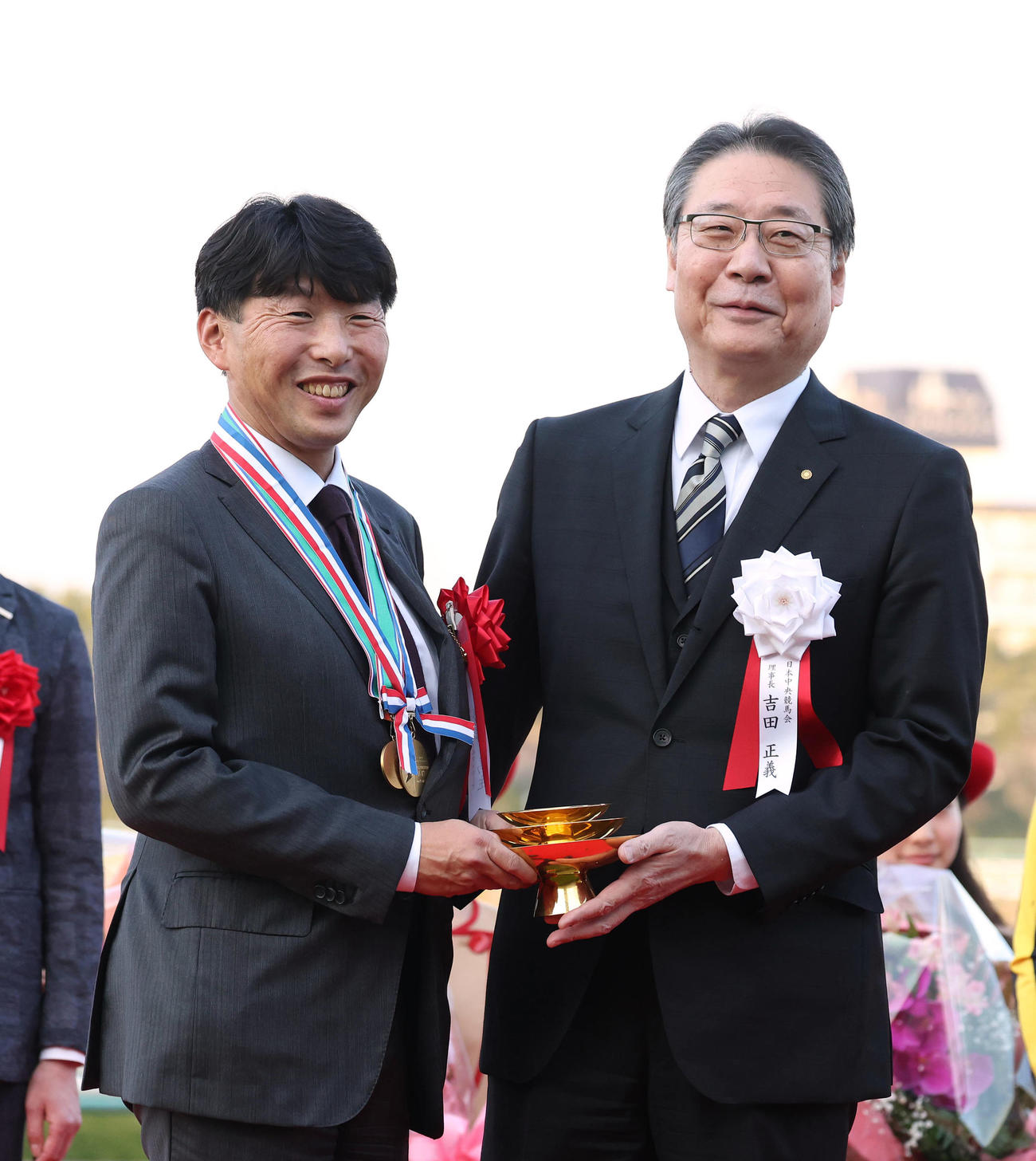 表彰式で笑顔で記念写真に納まる吉田俊介サンデーR代表（左）と吉田正義JRA理事長（撮影・白石智彦）