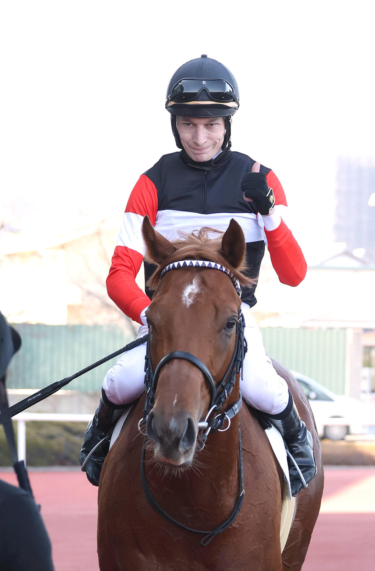 阪神5R、ストーンズで新馬戦を制してサムズアップで引き揚げるJRA初勝利のL・モリス騎手（撮影・白石智彦）