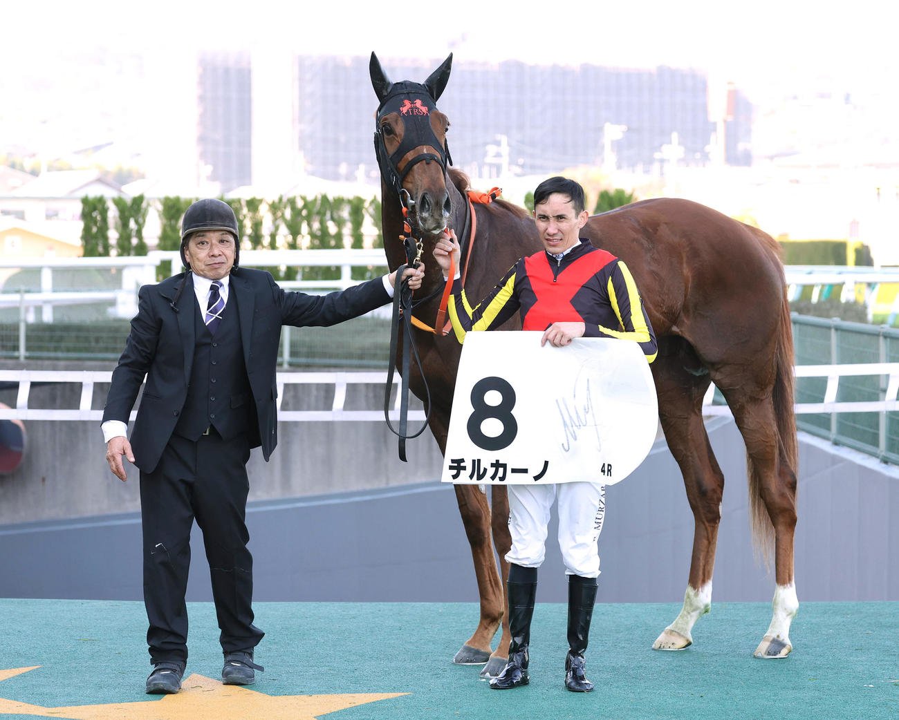 阪神4R、新馬戦を制したチルカーノと口取りに並ぶB・ムルザバエフ騎手（撮影・白石智彦）