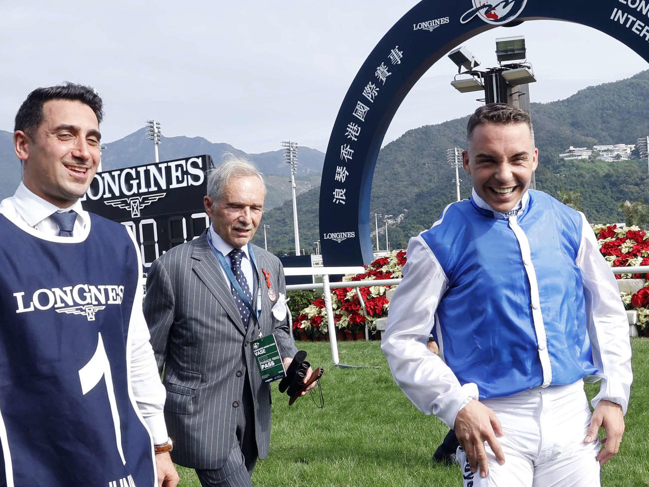 右からギュイヨン騎手、ファーブル師（C）The　Hong　Kong　Jockey　Club