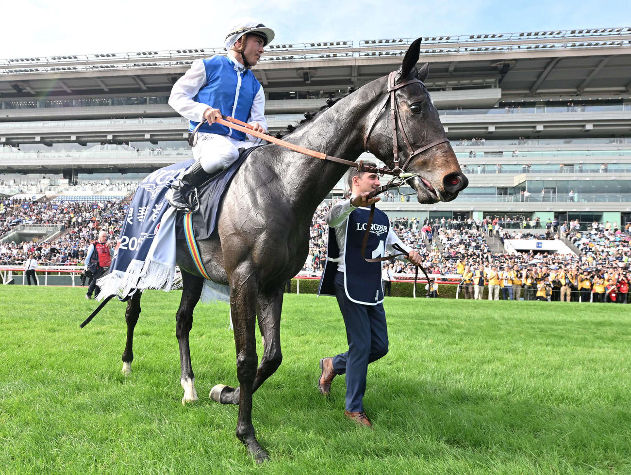 香港ヴァーズを制したジュンコとギュイヨン騎手（C）The　Hong　Kong　Jockey　Club