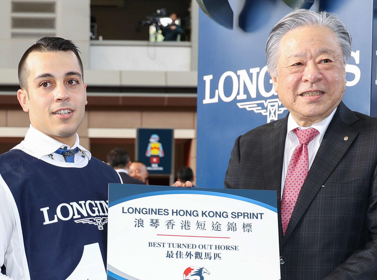 賞のプレートを渡すJRA後藤正幸前理事長（C）The　Hong　Kong　Jockey　Club
