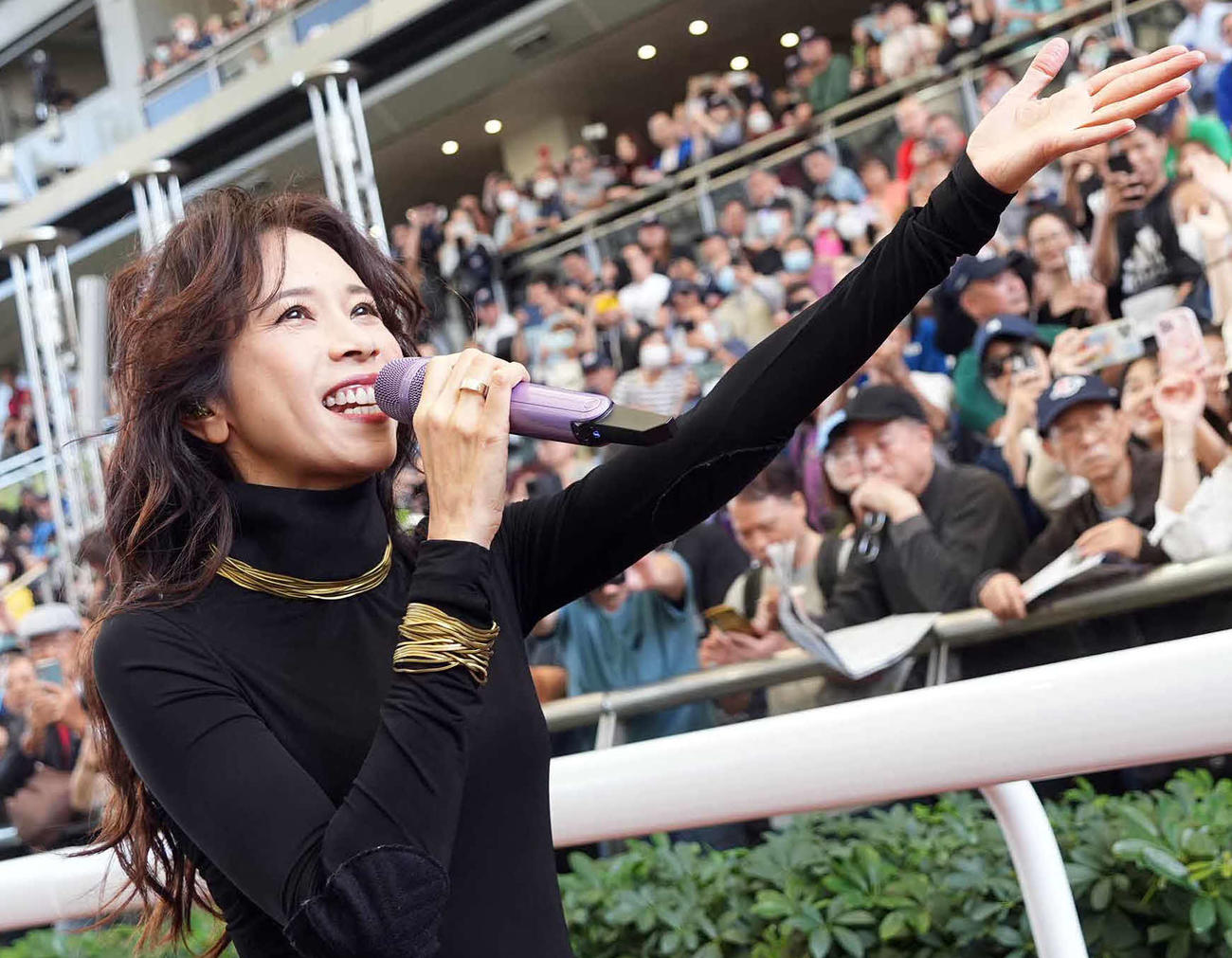 レース当日、歌を披露したカレン・モク（C）The　Hong　Kong　Jockey　Club